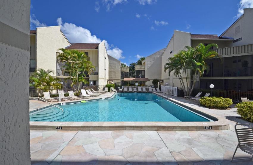 NEW Updated Siesta Key Vacation Rental with Heated Pool Access