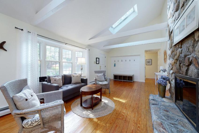 Sesuit Harbor Hideaway