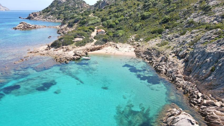 Residence con piscina a Cala Girgolu