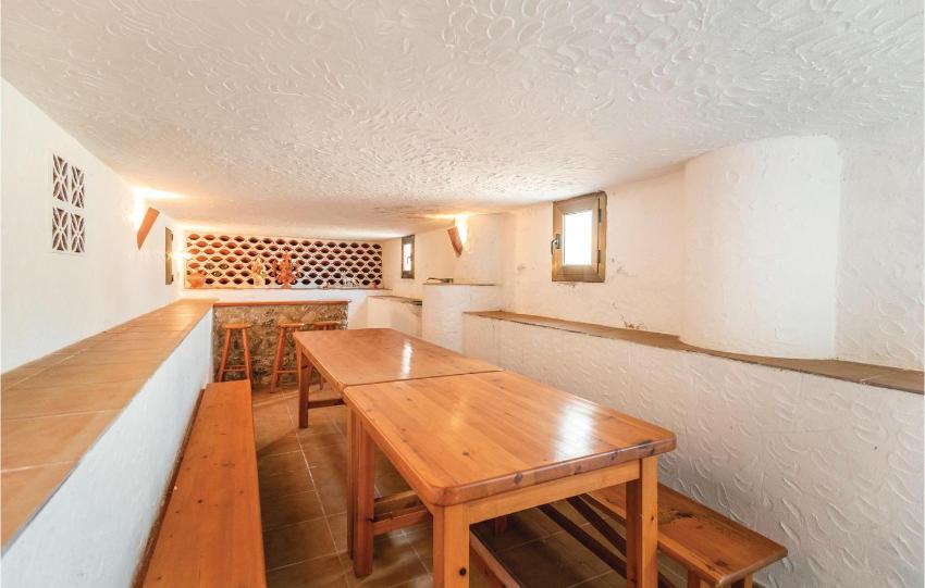 Awesome home in Roda de Ber with 4 Bedrooms, WiFi and Outdoor swimming pool