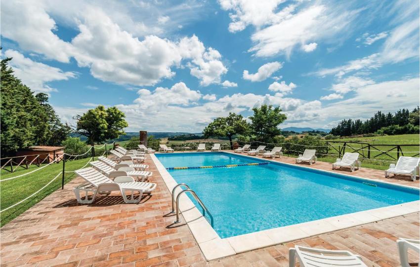 Stunning apartment in Castiglione d,Lago PG with 2 Bedrooms, WiFi and Outdoor swimming pool