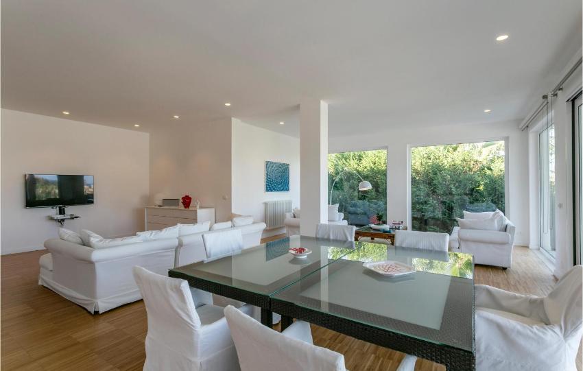 Nice home in Augusta SR with 4 Bedrooms and WiFi