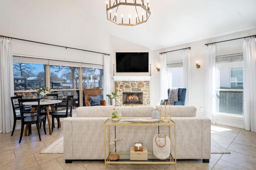 Luxury Lakefront Getaway