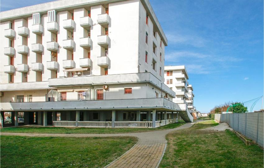 Nice apartment in Lido Adriano with 4 Bedrooms
