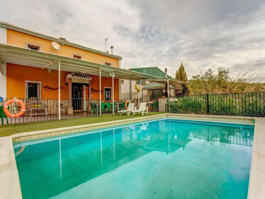 Inviting holiday home in Villanueva de Tapia with pool