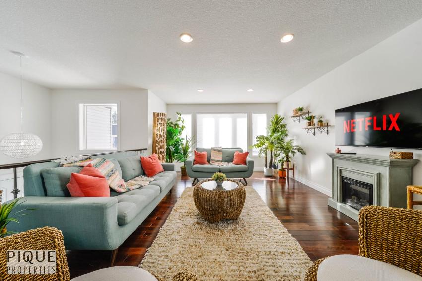 TROPICAL OASIS Triplex I Walk to River Valley I w free parking & Fast WiFi!