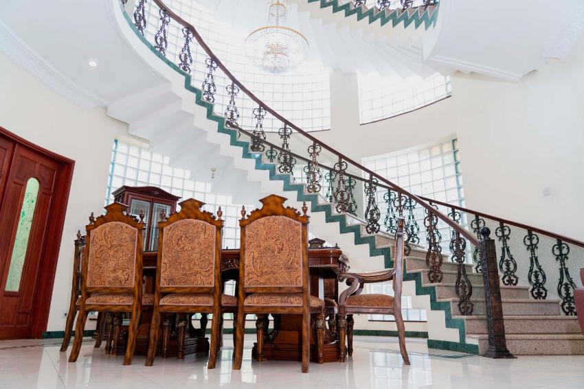 Luxurious Mini-Mansion Villa Adjacent To The Beach