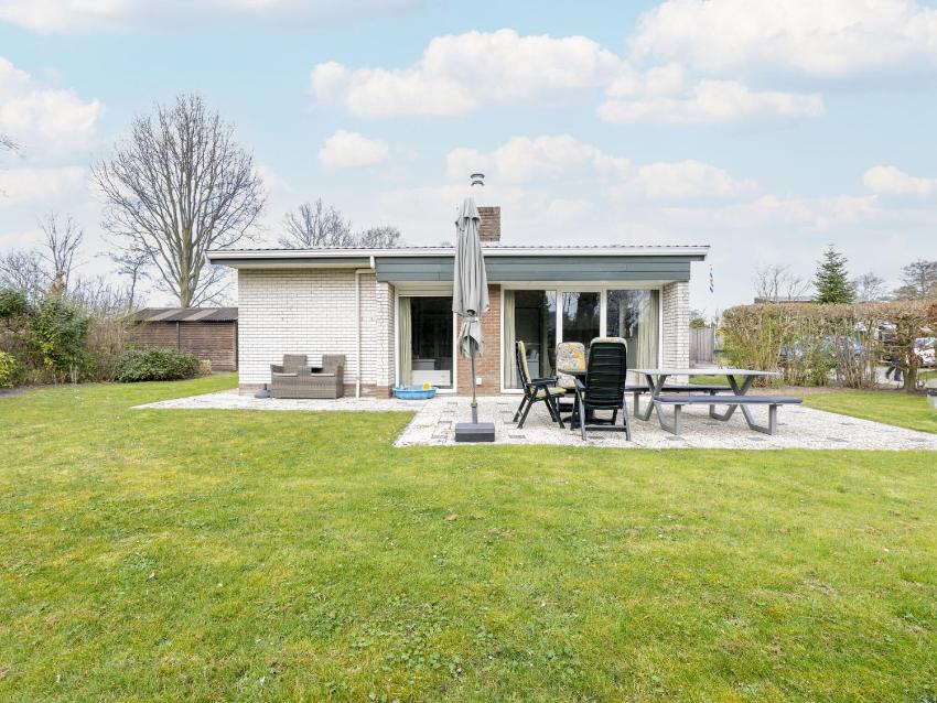 Cozy Bungalow in Kamperland with Spacious Garden