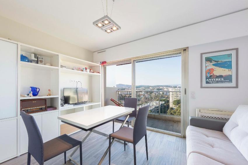 Studio with a panoramic view at the last floor of the residence with a pool