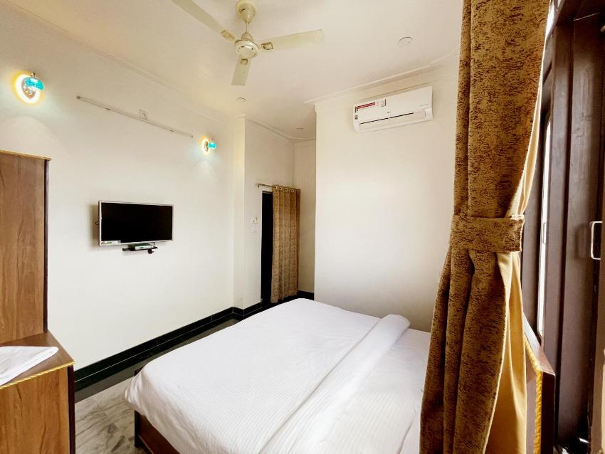 HOTEL UMED REGENCY - A Lake facing Hotel