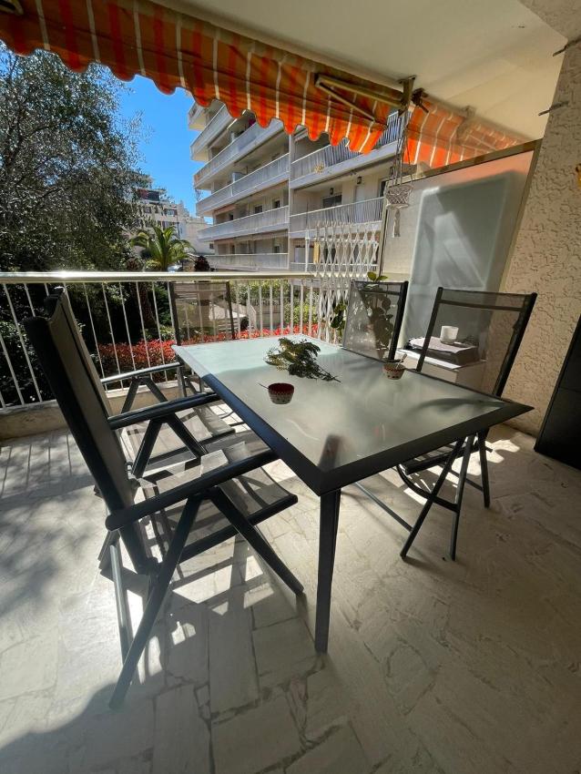 BNB RENTING spacious 1 bedroom apartment in Antibes center with a parking