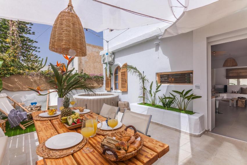 Idalia Stylish Apartment with Hot Tub