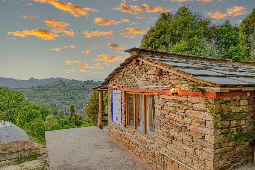 SaffronStays El Sueno, Mukteshwar - pet-friendly suatainable villa serving Pahadi meals
