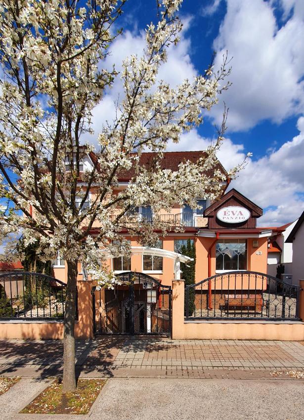 Éva Panzió
