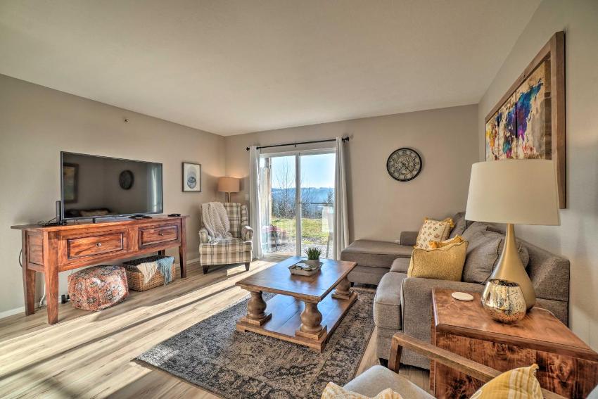 Sunny Family-Friendly Branson Home with Pool Access!