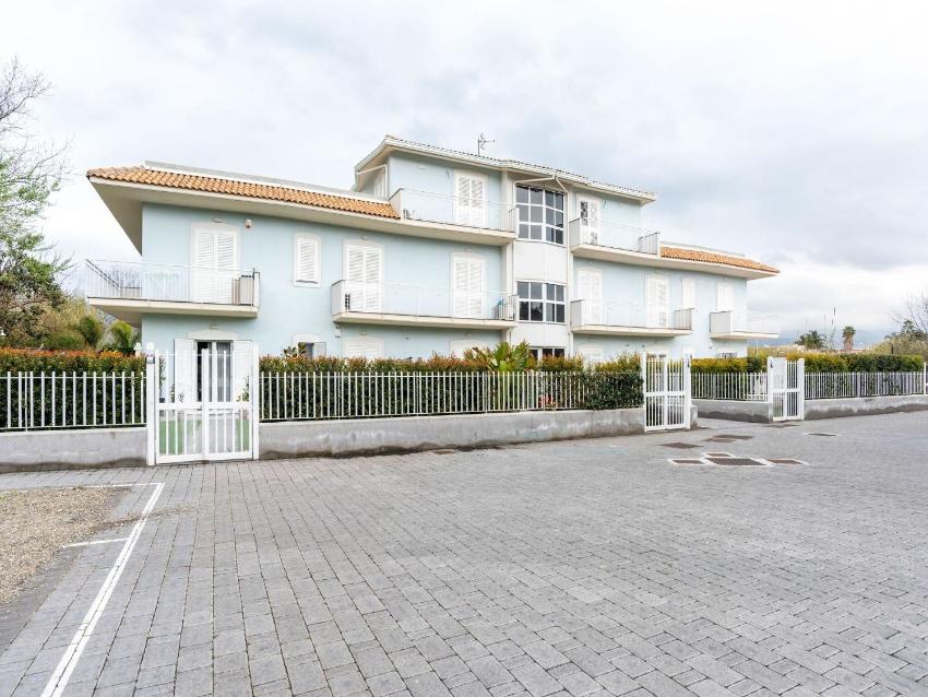 Delightful Apartment in Fondachello with Private Garden