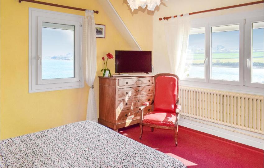 Beautiful home in Plouguiel with WiFi and 4 Bedrooms