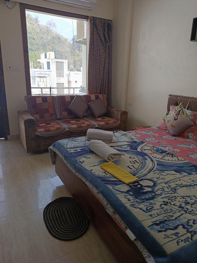 Luxurious 1BHK HillView Flat 2 BEDS Kitchen Lift Wifi OTT content