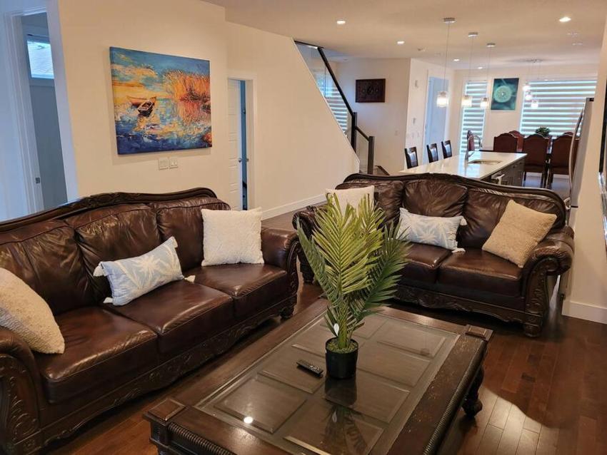 Cheerful 3bedroom home with free Garage Parking