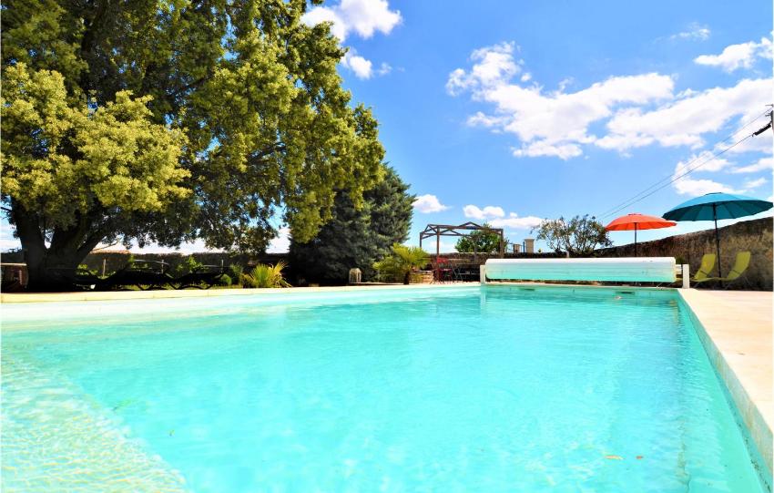 Stunning home in Pont-Saint-Esprit with Outdoor swimming pool, 5 Bedrooms and Heated swimming pool