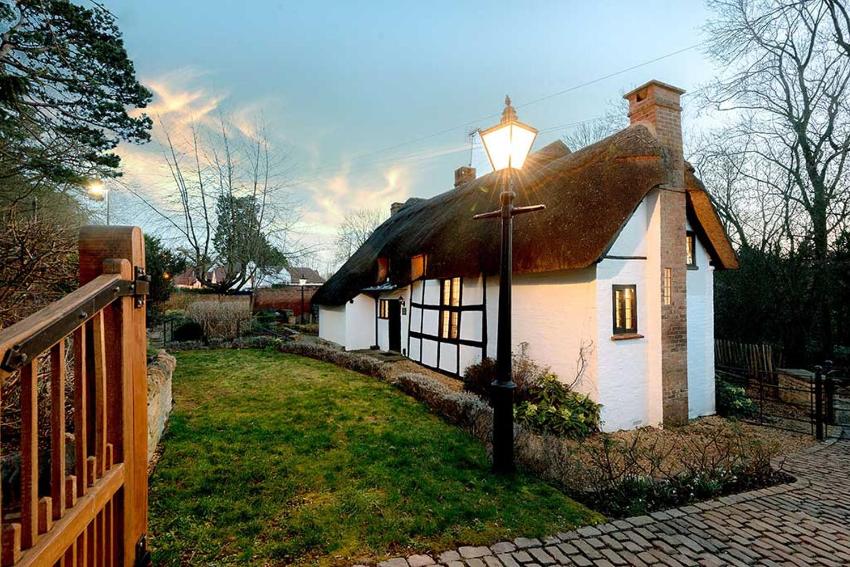 Thatched Cottage in Shottery- 22 Church Lane