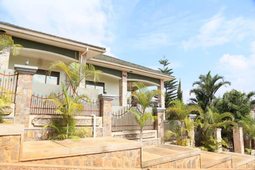 Spectacularly Beautiful Home At Stones and Palms