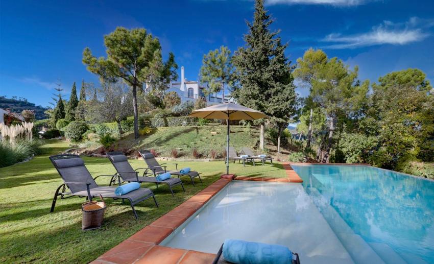 7 bedrooms villa with private pool jacuzzi and enclosed garden at Benahavis 7 km away from the beach