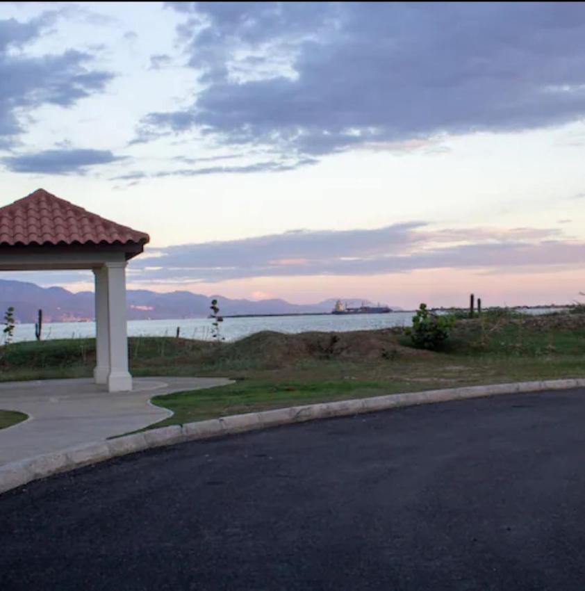 R & V BEACH FRONT VACATION HOME