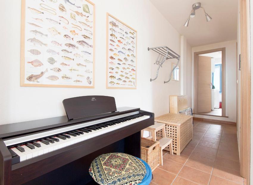 Play Piano with seaview