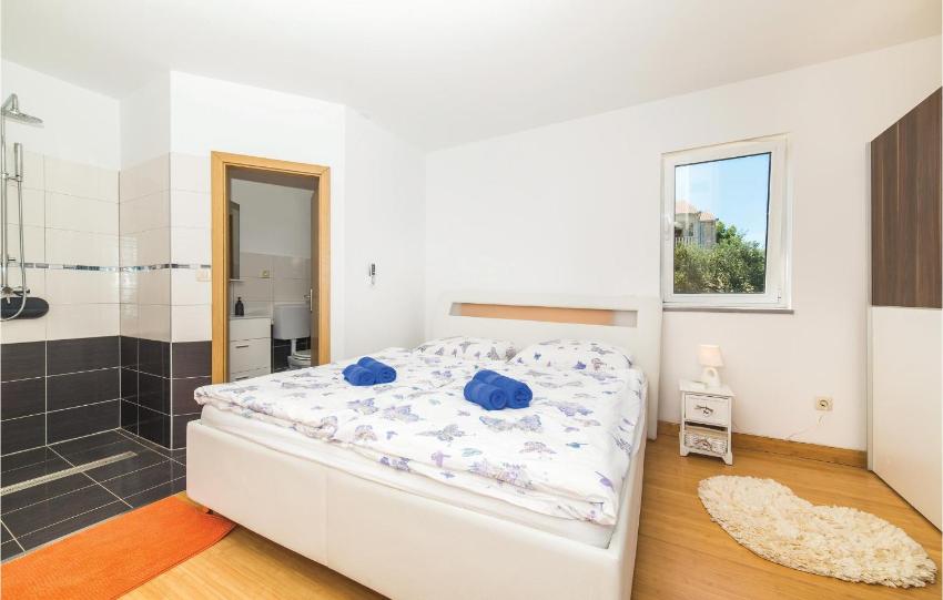 Amazing home in Drvenik Veli with Outdoor swimming pool, WiFi and 3 Bedrooms