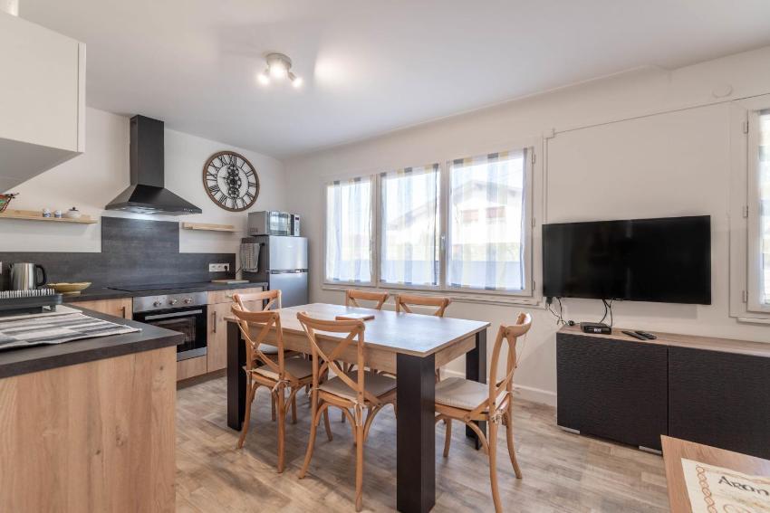 Ideally Located Furnished Townhouse With 3 Bedrooms Parking & Garden