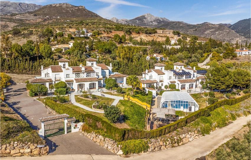 Nice apartment in Alcaucín with WiFi and 2 Bedrooms