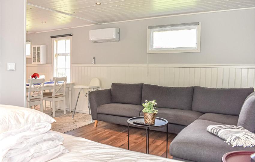 Amazing home in Hssleholm with 1 Bedrooms, Jacuzzi and WiFi