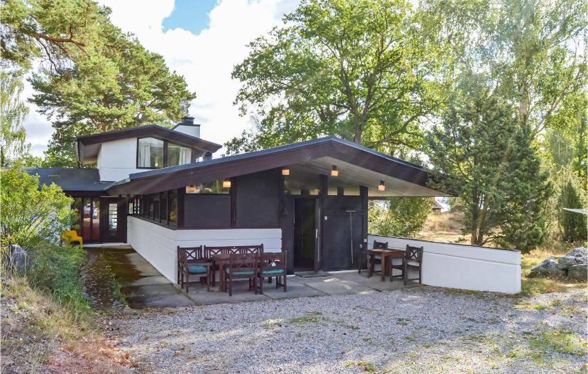 Nice home in Strngns with 5 Bedrooms, Sauna and WiFi