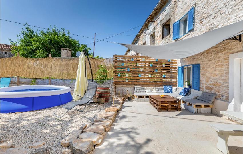 Beautiful home in Divsici with WiFi and 4 Bedrooms