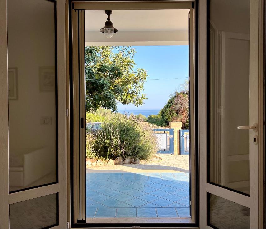 Appartamento con giardino vista mare