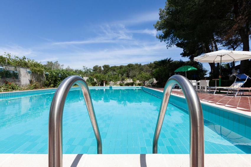 Villa grandissima piscina e verde giardino m215