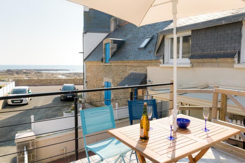 A trente mètres de la plage, maison avec terrasse face à la mer