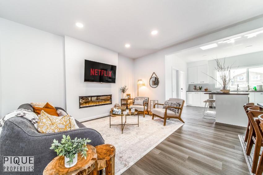 Elegant 4 BDRM Ravine Home I w King Bed I Fireplace I Foosball & Fast WiFi!