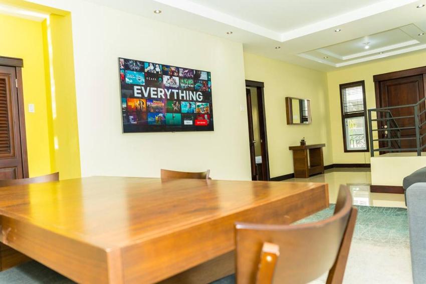 Modern-Day Luxury Penthouse, 1 Bedroom with a Pool & Gym