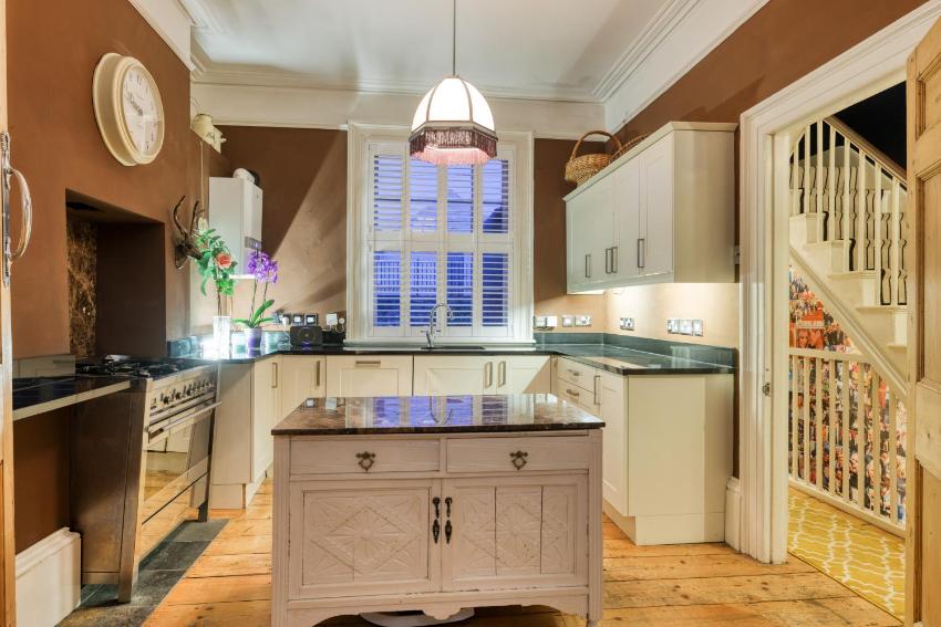 Artist House - Charming four bedroom house with American style diner family room