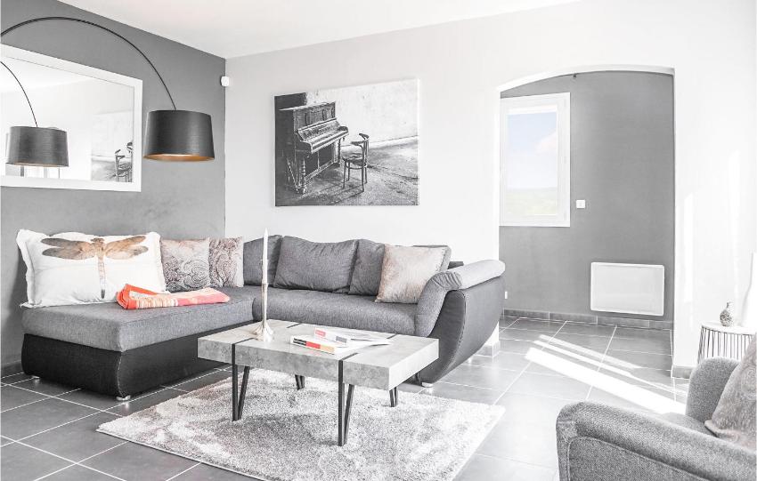 Awesome home in Cruzy with Outdoor swimming pool, 3 Bedrooms and WiFi