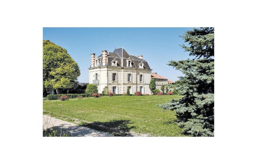 Beautiful home in Mouterre-Silly with WiFi, Private swimming pool and Outdoor swimming pool