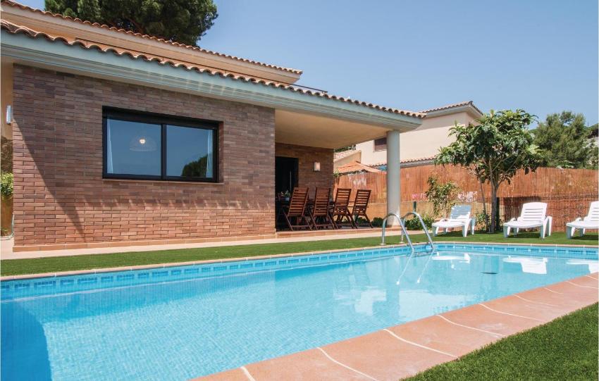 Beautiful home in Tordera with 4 Bedrooms, Outdoor swimming pool and Swimming pool