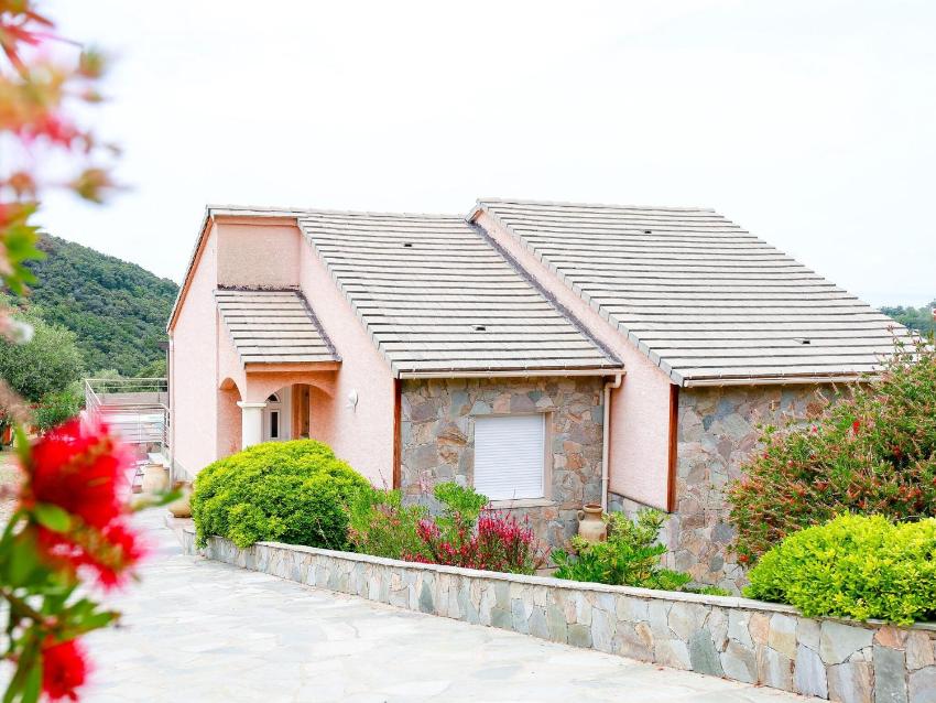 Welcoming villas with swimming pool near Saint-Florent on Cap Corse