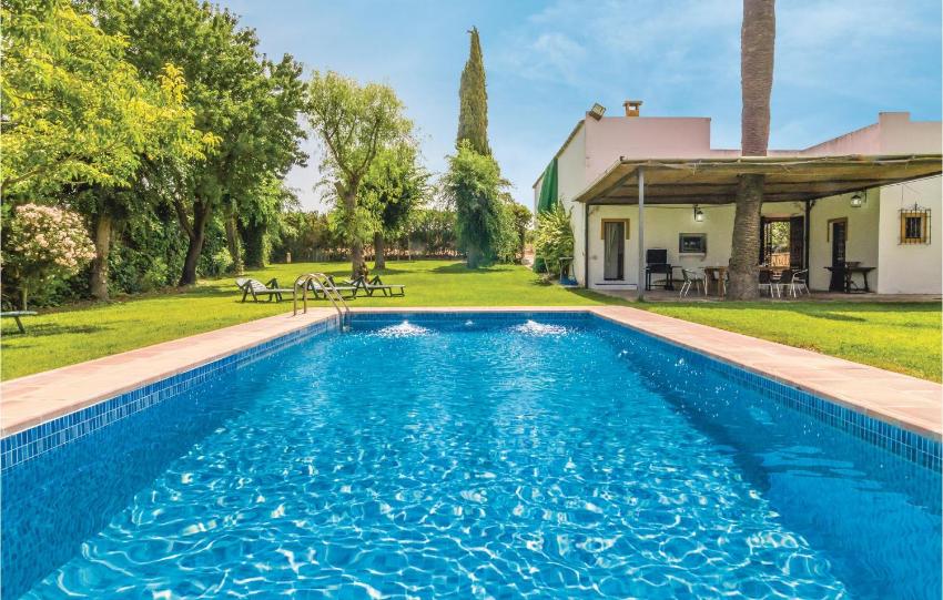 Beautiful home in cija with 6 Bedrooms, Outdoor swimming pool and Swimming pool