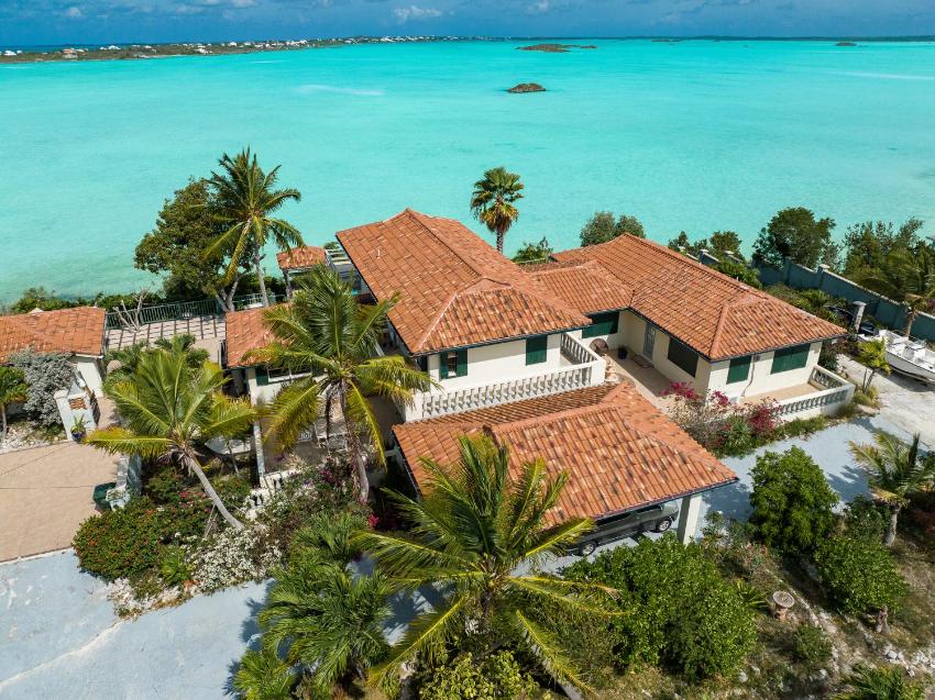 Turquoise Waterfront 5 Bedroom Rustic Villa