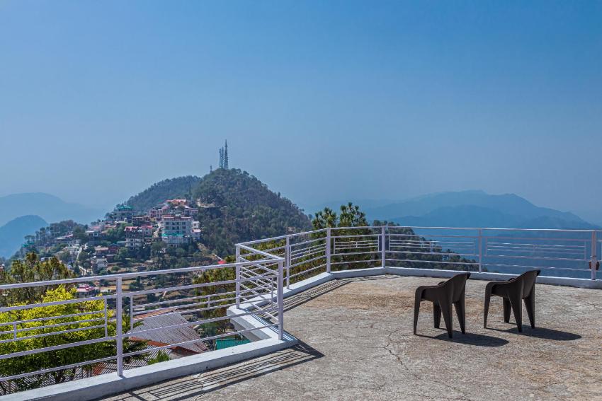 SaffronStays Grandview Haven, Barog - pet-friendly villa overlooking the Barog valley