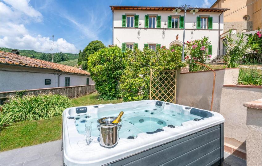 Amazing home in Pescia with 3 Bedrooms, Jacuzzi and WiFi
