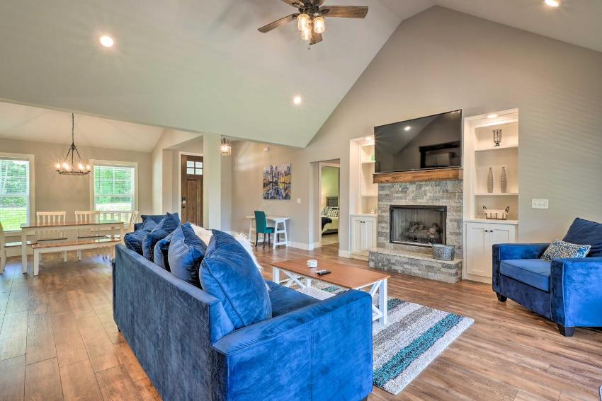 Pet-Friendly Bella Vista Home with Deck and Yard!